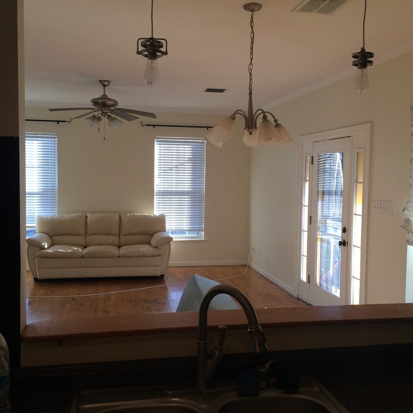 Sala de estar principal - 4901 S Johnson St