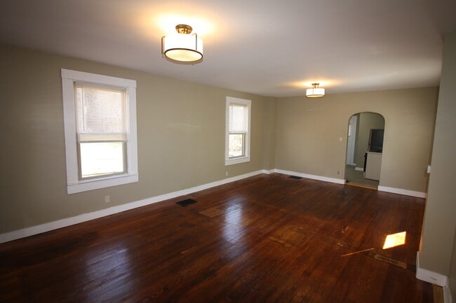 Building Photo - 2119 Feldman Ave
