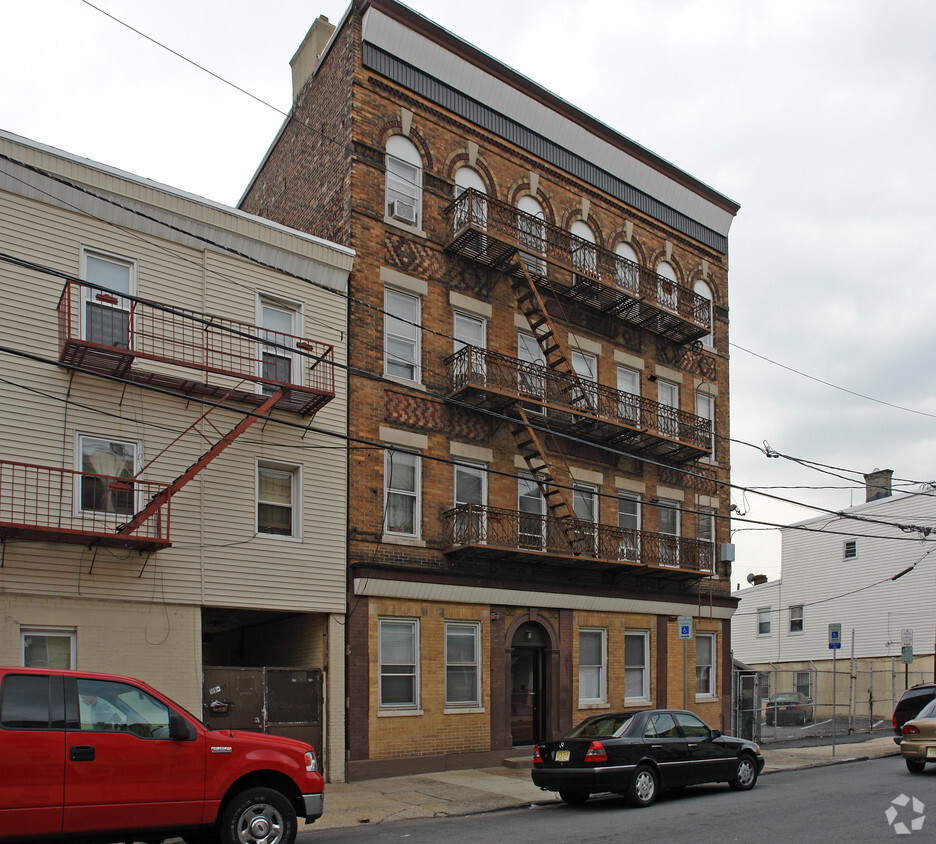 Primary Photo - 63 Monroe St