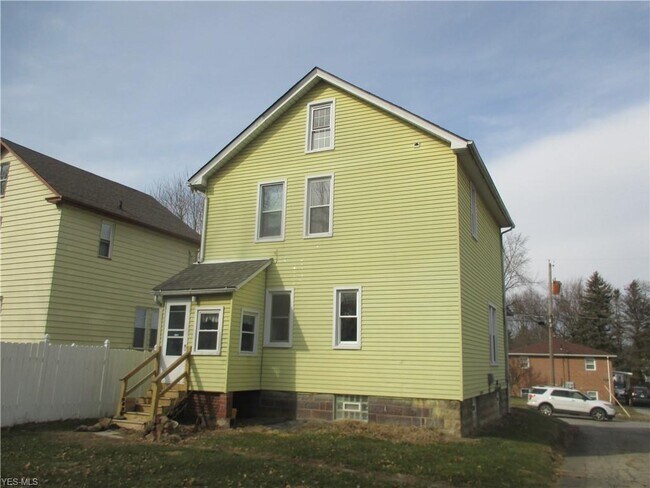 Building Photo - 468 Lincoln St