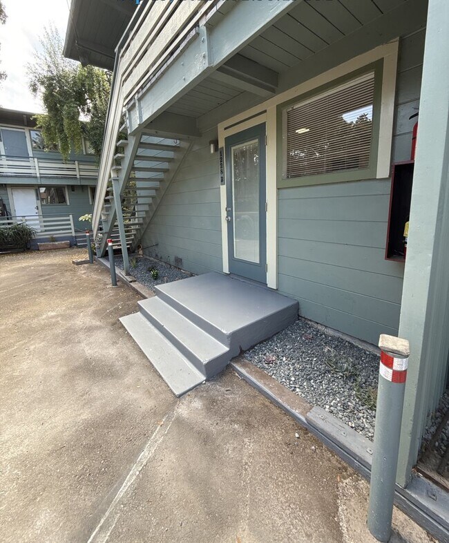 Foto del edificio - Updated ground-floor 1-bed 1-bath garden apartment in a gated property near N Berkeley BART