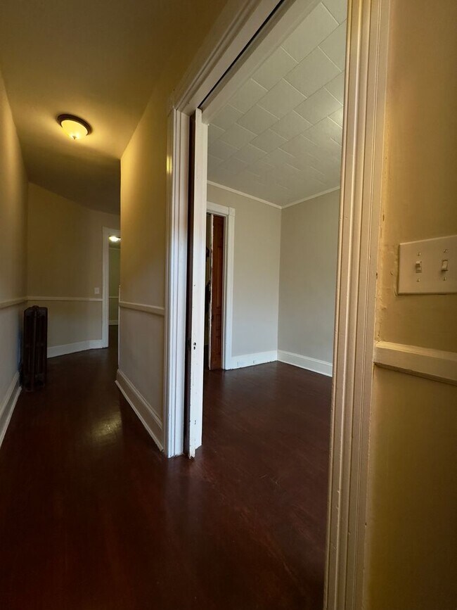 Building Photo - Spacious 3Bed/1Bath Townhome in Parkview -...