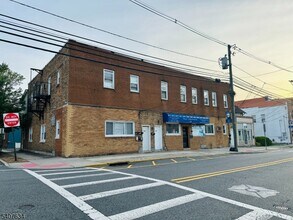 Building Photo - 528 Valley Brook Ave