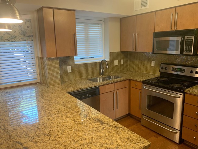 Building Photo - 2 br, 2 bath House - 2425 Vail Avenue Apt A21