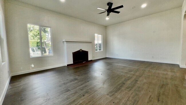 Building Photo - 4220 S Grand Ave
