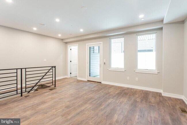 Foto del edificio - 1619 Bainbridge St