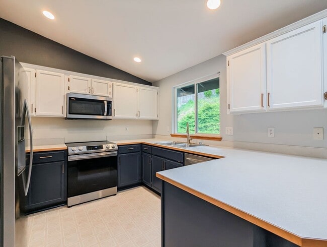 Building Photo - Move in ready 3 bed 2 bath rambler w/ air ...