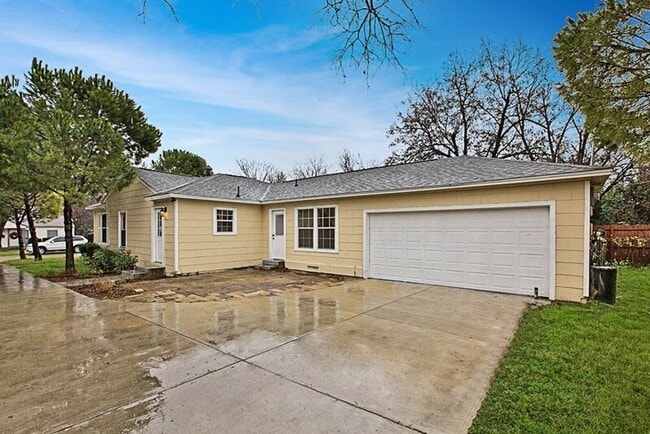 Building Photo - 1613 M Pl