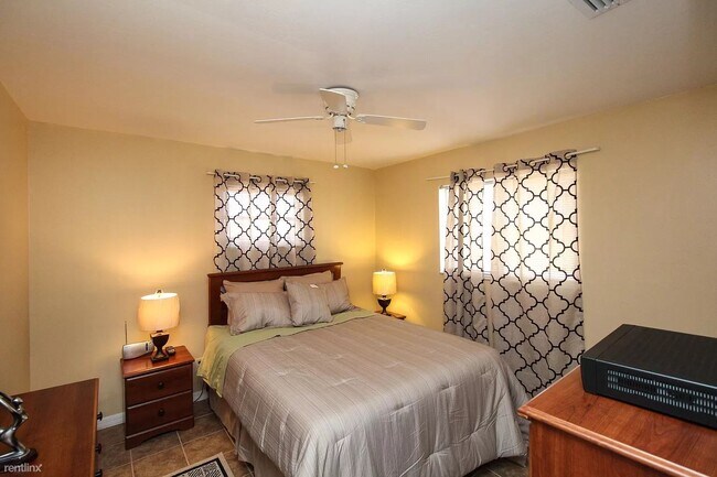 Building Photo - 2 br, 1 bath Townhome - 840 Cape Coral Pkwy W
