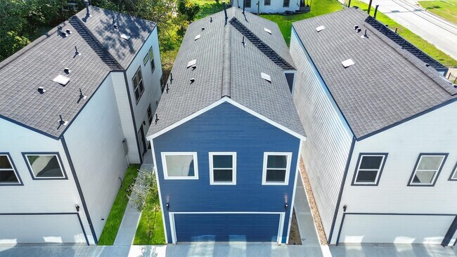 Building Photo - 855 S Victory Dr