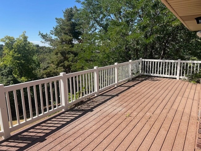 Building Photo - Beautiful home with amazing views and larg...