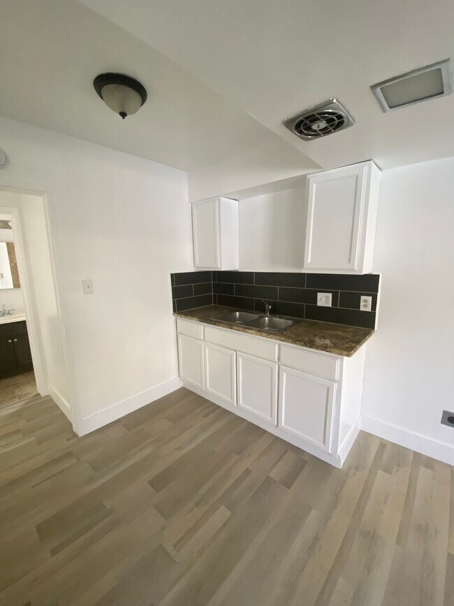 Cocina. Gabinetes nuevos. - Sunshine Apartments