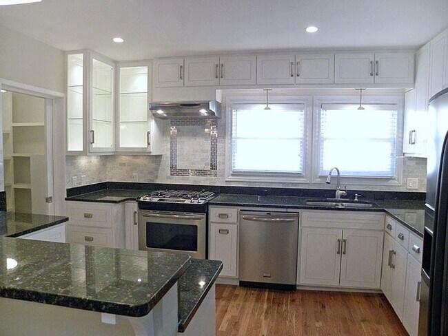Building Photo - 2106 Robinhood Trail