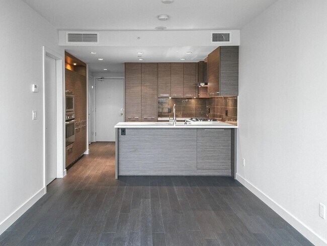 Photo du bâtiment - 7488-7488 Lansdowne Rd