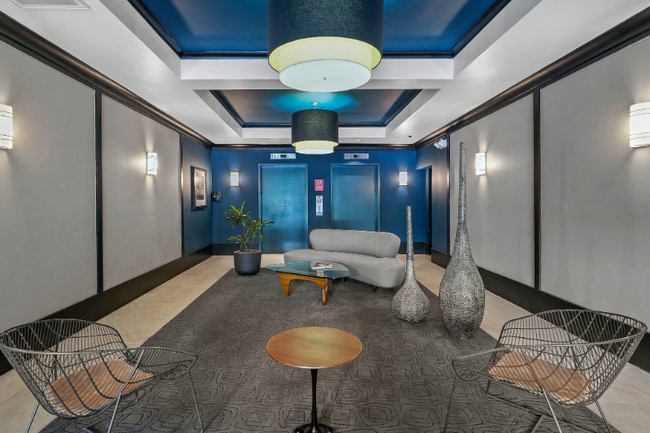 Foto del edificio - 585 N Rossmore Ave