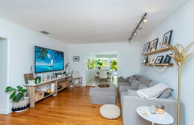 Foto del edificio - 654 Hampton Ln