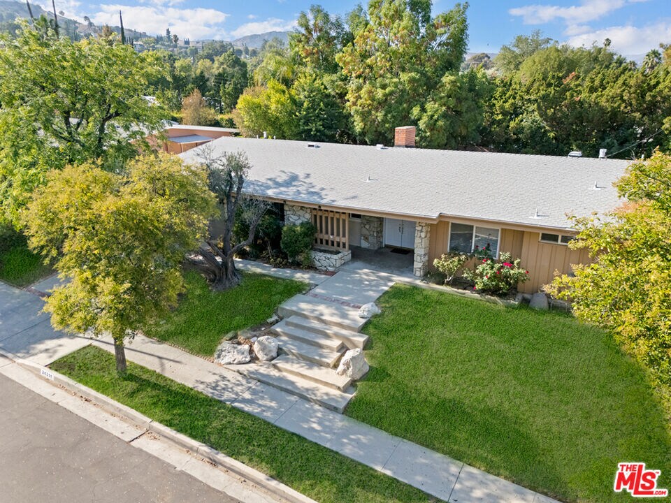 Foto principal - 24311 Aetna St