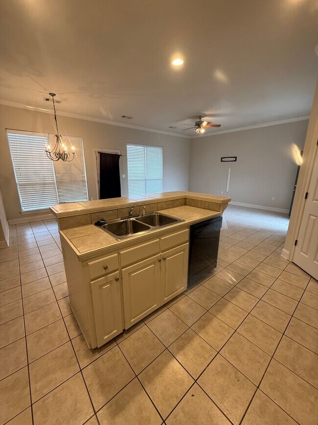 Foto del edificio - Beautiful Home on the Lake in Nicholson Lake Subdivision and Near LSU