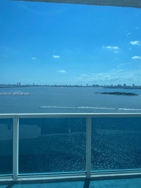 Foto del edificio - 700 NE 25th St