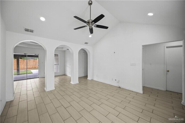 Foto del edificio - 4601 Thunderbird Ave