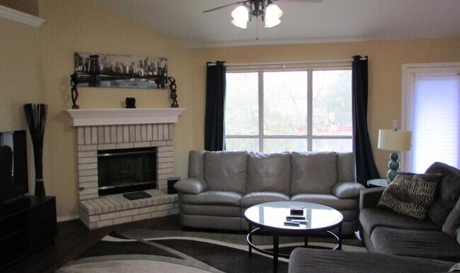 Building Photo - 805 Sunflower Dr