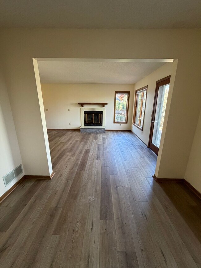 Building Photo - Great Eagan location-*3Bed*2.5Bath Freshly painted and new flooring throughout.