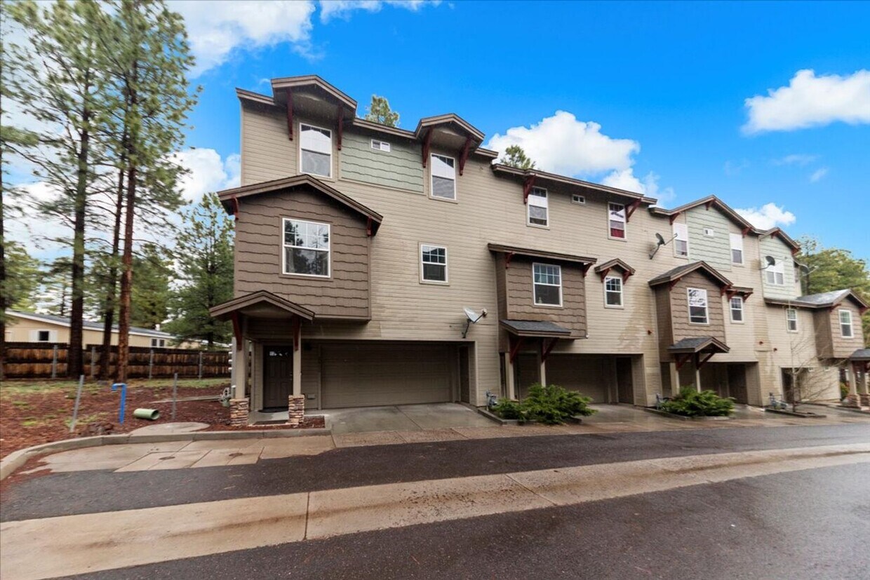 Primary Photo - Railroad Springs Townhome for Rent!