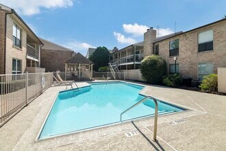 Building Photo - 2120 Wilcrest Dr