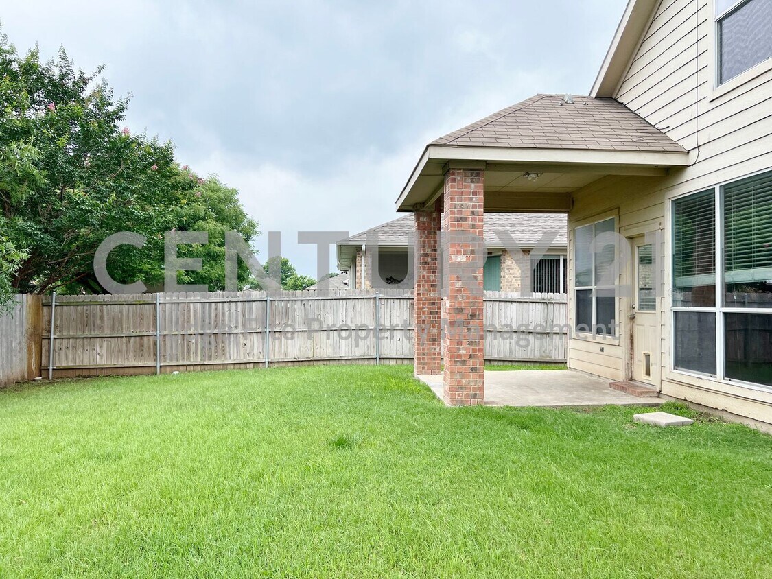 Building Photo - Spacious 2-Story 4/2.5/2 in Burleson For R...