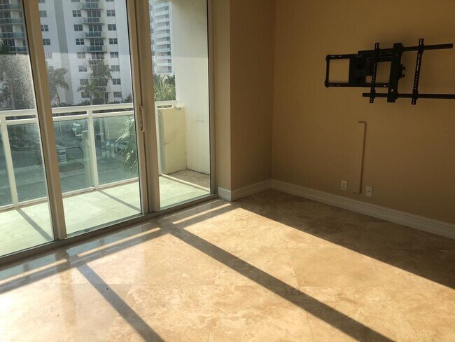 Foto del edificio - 3000 S Ocean Dr