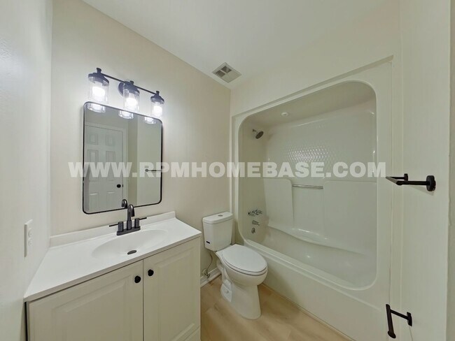 Foto del edificio - Move-In Special! Fully Renovated 5-Bedroom...