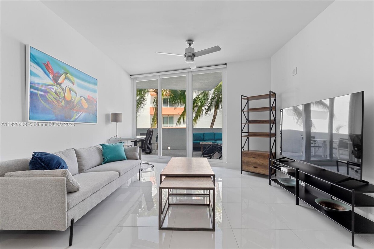 Primary Photo - 225 Collins Ave