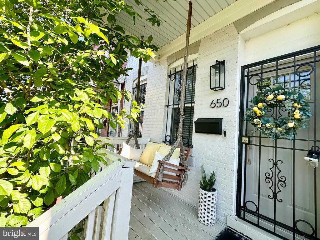Foto principal - 650 Hobart Pl NW