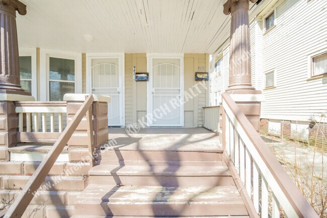 Foto del edificio - 2-Bed 1-Bath Up Unit with Easy Access to D...