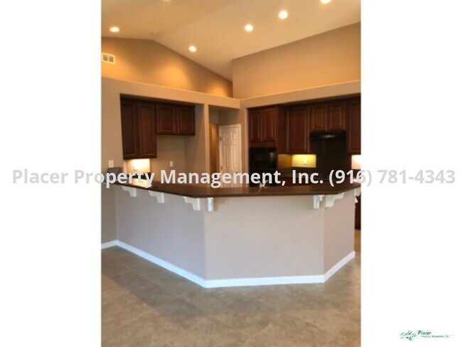 Foto del edificio - Roseville,  3 bedroom plus den, 3 bathroom...