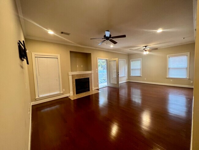 Building Photo - 1820 Waterford Ln
