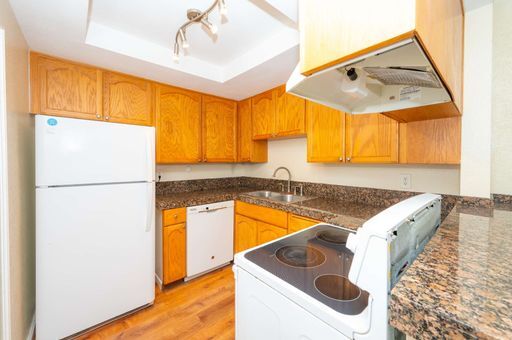 Foto del edificio - Two Weeks FREE Chula Vista Townhome 2 Bed 1 Bath with assigned parking, Refreshed w/prime amenities.