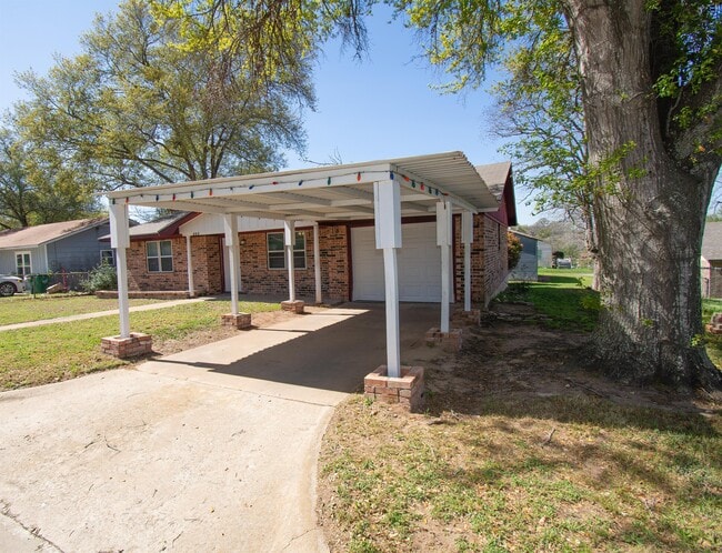 Building Photo - 203 Schuerenberg St