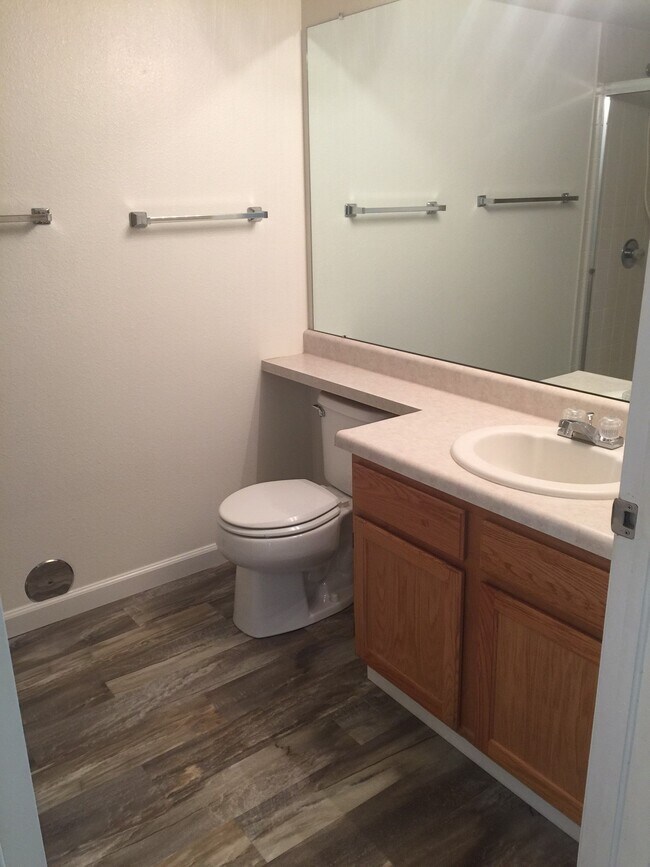 Hall Bath - 4545 Wheaton Dr