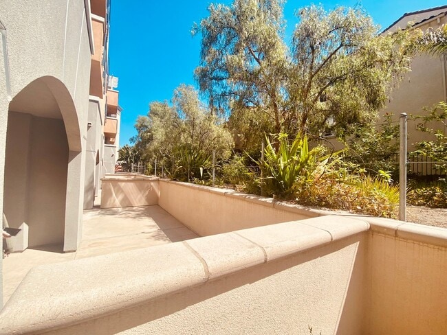 Building Photo - Stylish Coastal Living: Spacious 1BD with ...