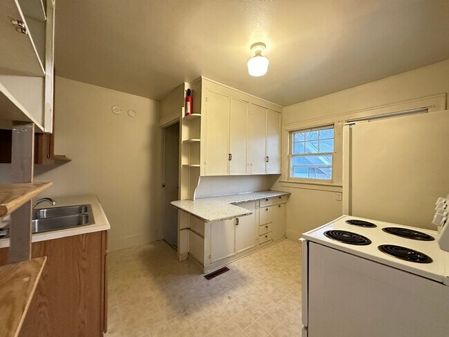 Building Photo - 2 Bedroom Ranch W/ Garage $825