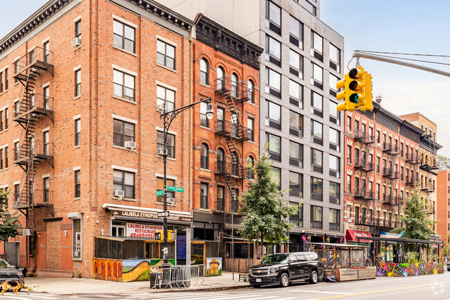 Foto del edificio - 2082 Frederick Douglass Blvd