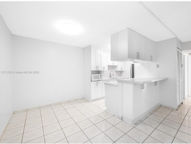Building Photo - 7100 Fairway Dr