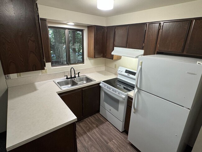 Foto del edificio - 2 Bedroom in Great S. Eugene Location