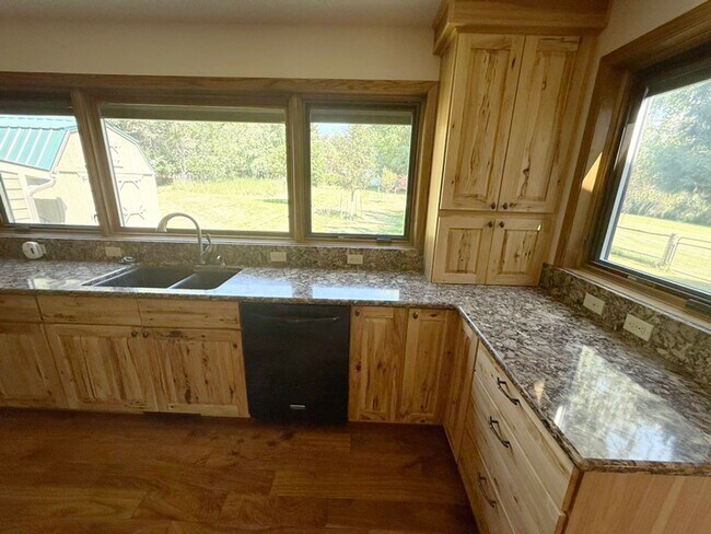 Building Photo - Private and Quiet Six Bedroom Home on 1 Ac...