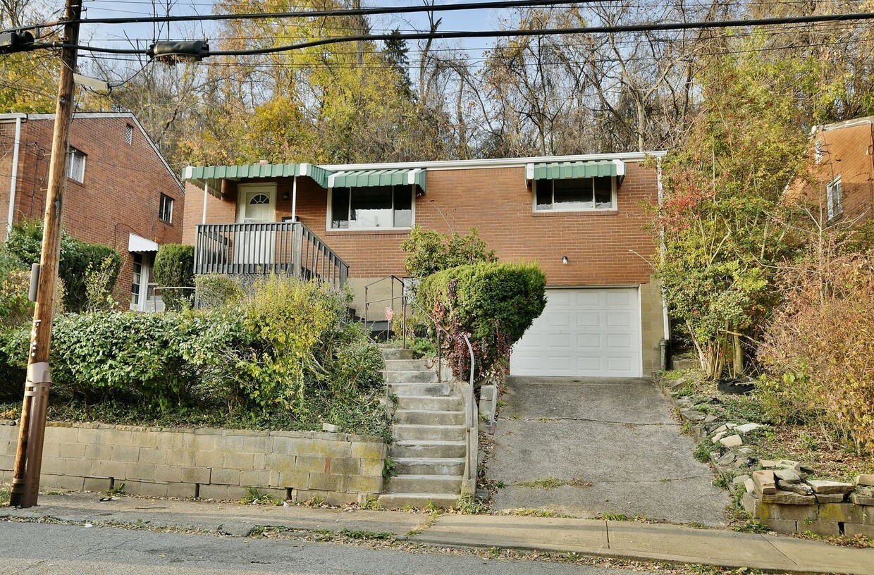 Foto principal - Charming 3-Bedroom Ranch in Wilkinsburg