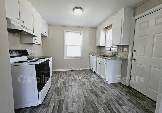 Building Photo - 108 Miller St