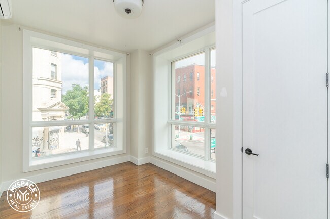 Foto del edificio - 85 Graham Ave