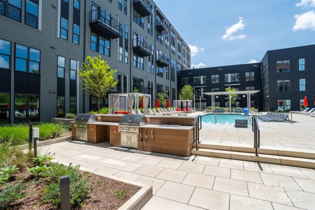 Building Photo - 3305 South Blvd