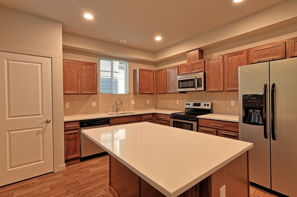 Spacious Townhome - 2 Primary Bedroom Suites - Spacious Townhome - 2 Primary Bedroom Suites